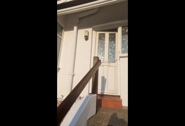 Lovely Sunny Room in Happy house avail now Main Photo