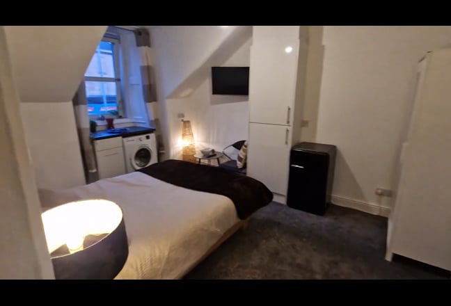 Studio 500m Subway,all  bills inc,private garden Main Photo