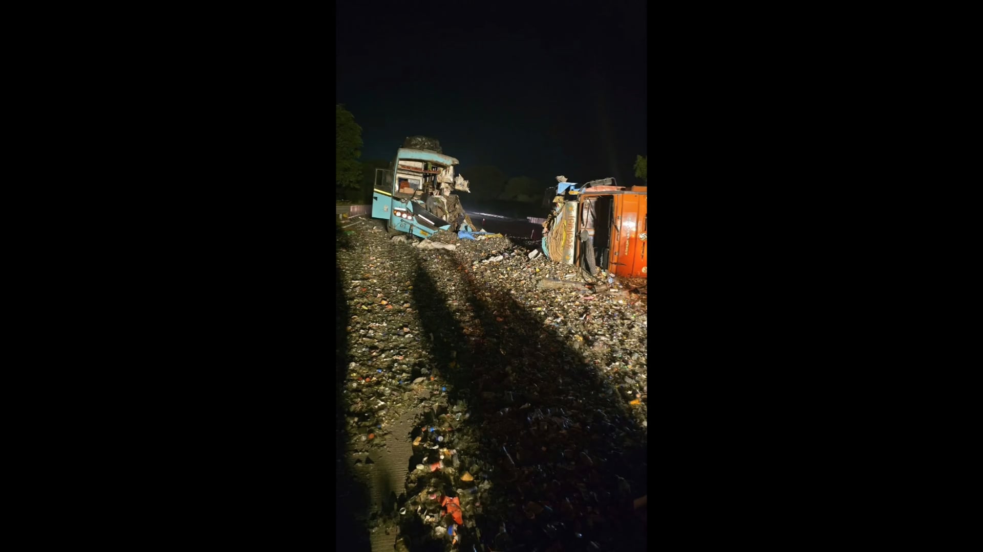 मथुरा के मांट के यमुना एक्सप्रेसवे पर, दो बसों और कैंटर की भिड़ंत, कई यात्री घायल,,