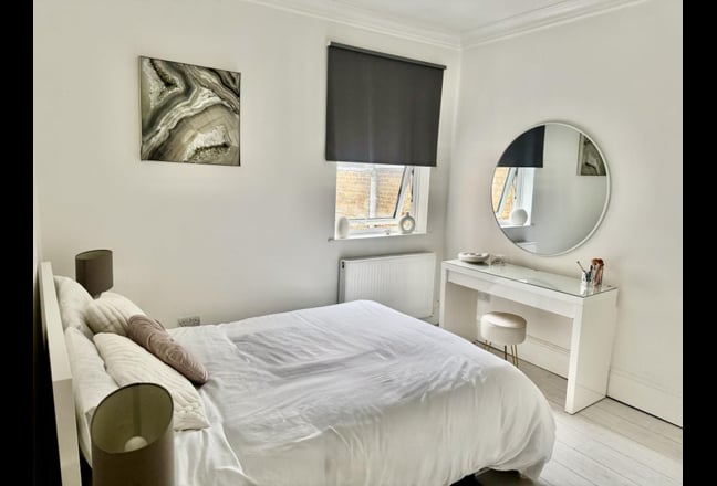 Luxurious Double Bedroom  8 min walk from tube  Main Photo