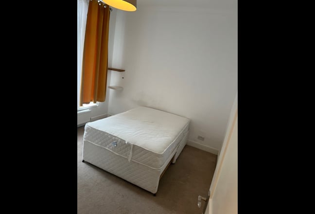 Double bedroom and a beautiful garden  Main Photo