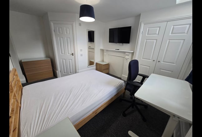 307 Beverley Road - En Suite Room Available Main Photo