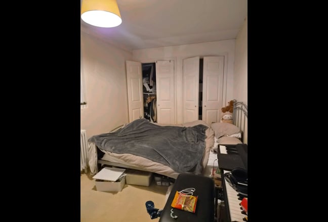 Room with bathroom in female household Main Photo