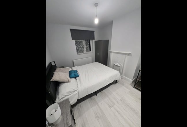 Sutton Stunning 5 bedrooms (Ensuite)M Main Photo