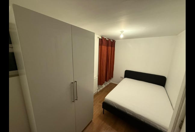 Lovely En-Suite Room Available Near Limehouse  Main Photo