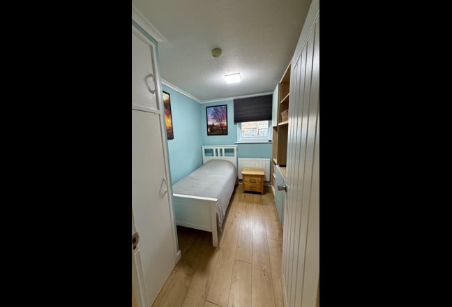 Newly Refurbished Smart Spacious Single Room Main Photo