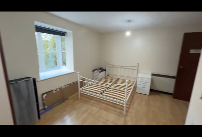 * Self contained studio with allocated PARKING * Main Photo