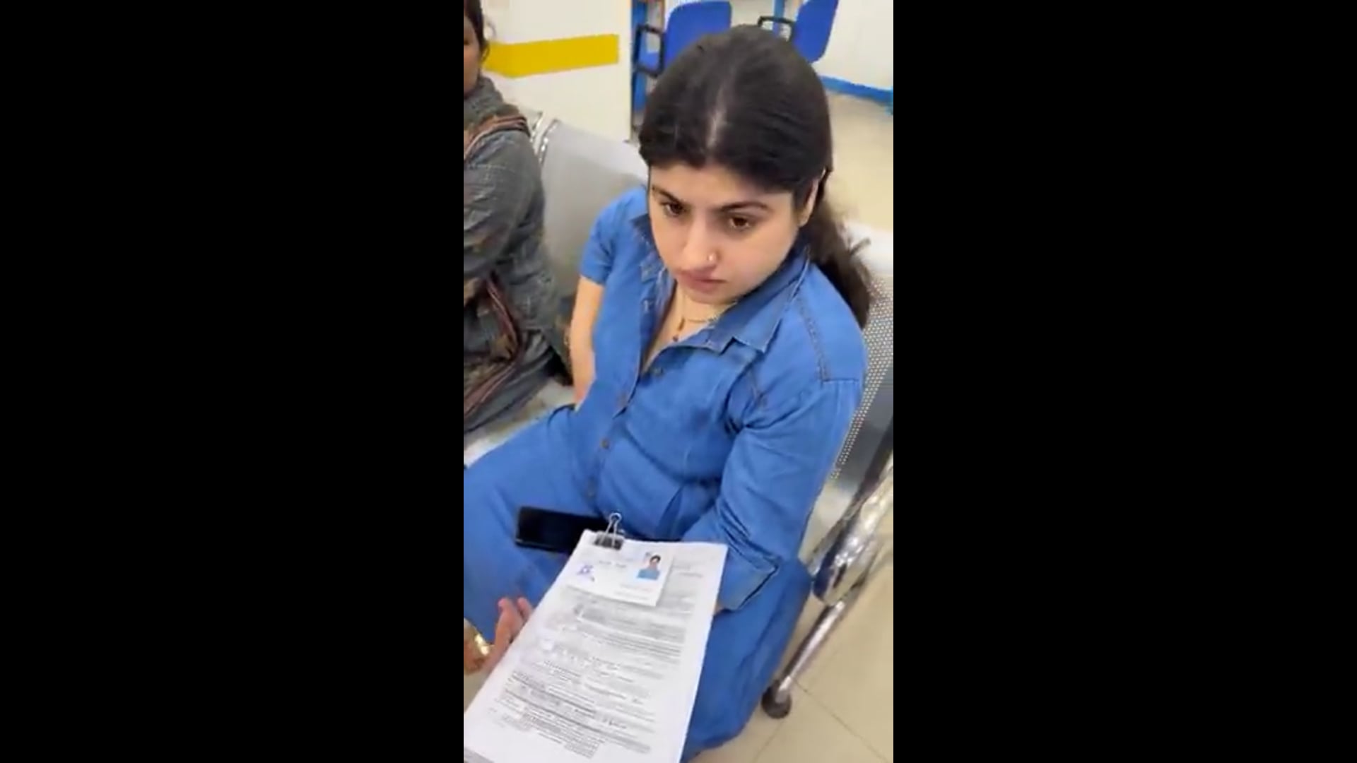 केनरा बैंक -

नौ महीने की गर्भवती महिला से कथित अभद्र व्यवहार का वीडियो वायरल, बैंक शाखा में खाता चालू कराने पहुंची
