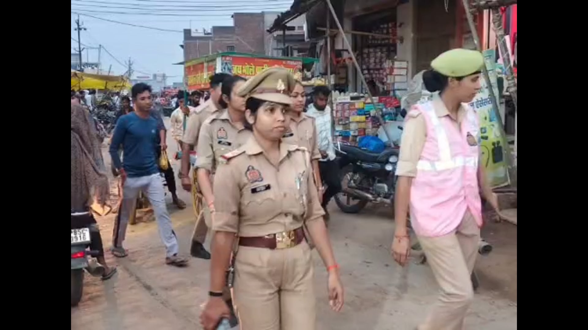 मथुरा के सुरीर में करवा चौथ पर पुलिस अलर्ट, चौराहे पर चेकिंग तो बाजार में, पैदल मार्च,,