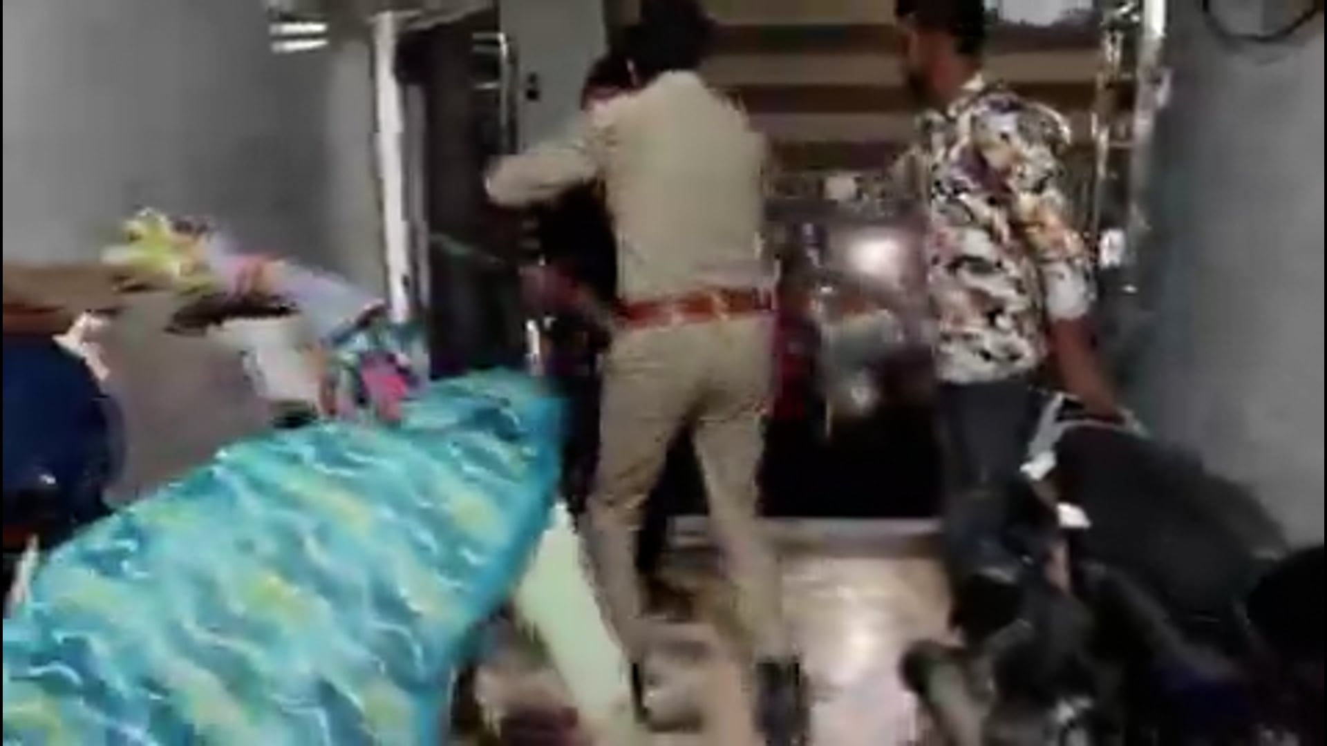 *मथुरा में करवा चौथ की रात पति ने पत्नी को उसके प्रेमी के साथ पकड़ लिया।* दोनों प्रेमी के किराए के कमरे में थे। पति अपनी भाभी और परिवार की अन्य महिलाओं को साथ मौके पर पहुंच गया। देखते ही देखते देवरानी और जेठानी के बीच मारपीट शुरू हो गई।