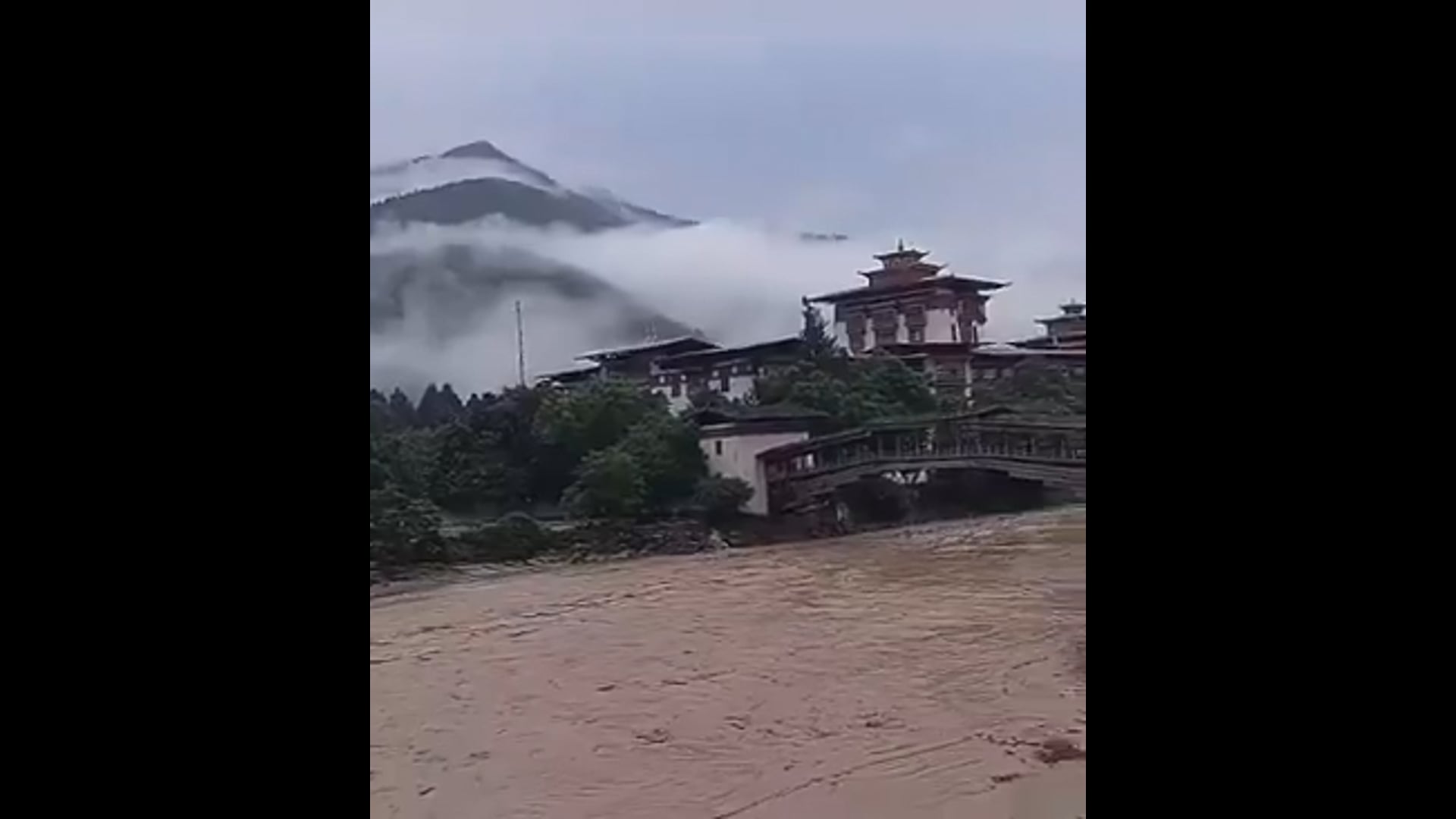 Bhutan... 

भूटान में फूटा ग्लेशियल लेक, भारत में भयंकर बाढ़ का हाई अलर्ट !

भूटान
