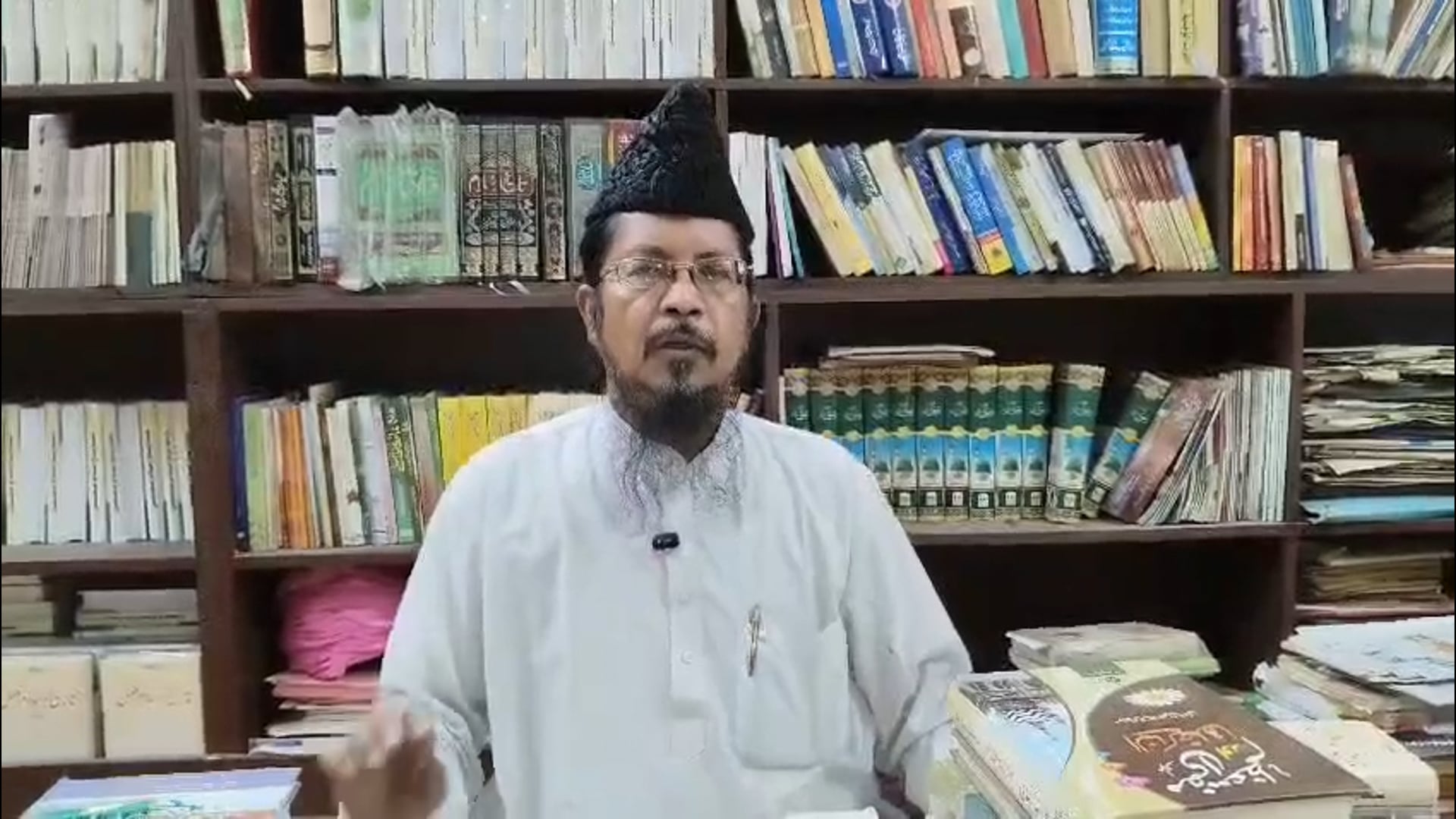 बरेली - अभिनेत्री सारा अली खान के केदारनाथ दर्शन पर मौलाना मुफ्ती शहाबुद्दीन रजवी का फतवा, मंदिर में पूजा-पाठ को शरीयत के खिलाफ बताते हुए इसे नाजायज और हराम करार दिया, मौलाना ने सारा अली खान से तौबा करने को कहा, इस मामले पर अभिनेत्री की ओर से कोई प्रतिक्रिया सामने नहीं आई है
