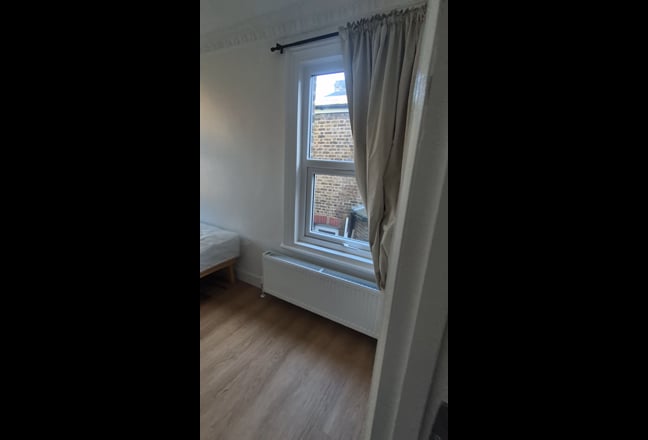 Lovely double room available in 3bed/2bath flat Main Photo