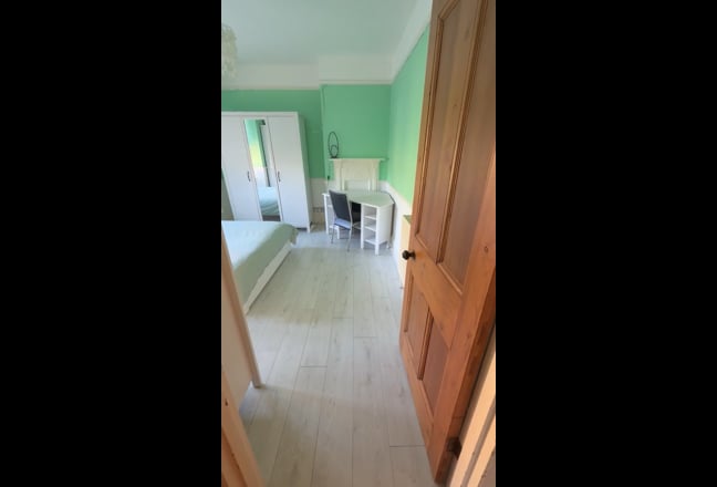 2 x Large Double bedrooms in Edwardian Home Main Photo