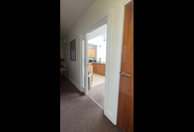 En-suite double bedroom with a walk in wardrobe. Main Photo