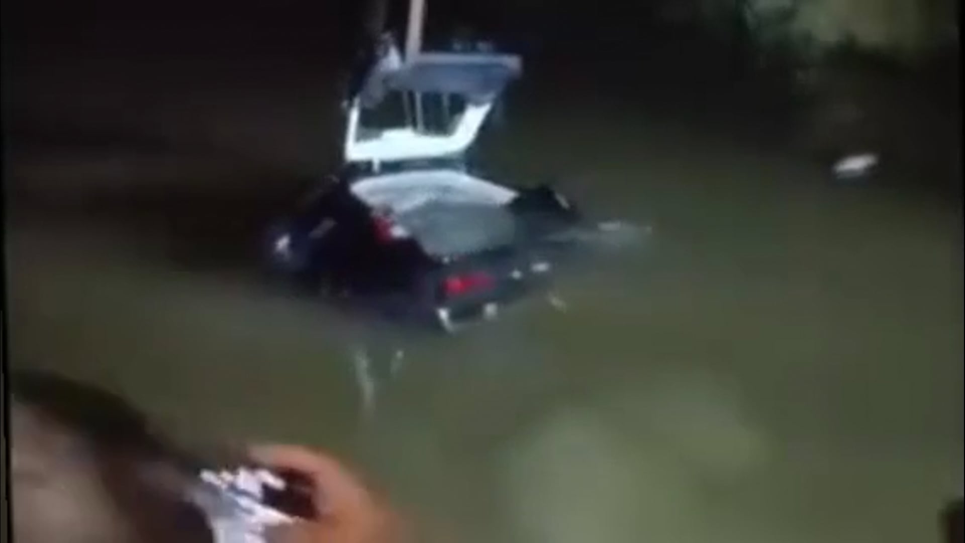 रात के अंधेरे में राजन प्रखंड अंतर्गत सिंह नाममोड़ से पहले एक कर तालाब में गिरा