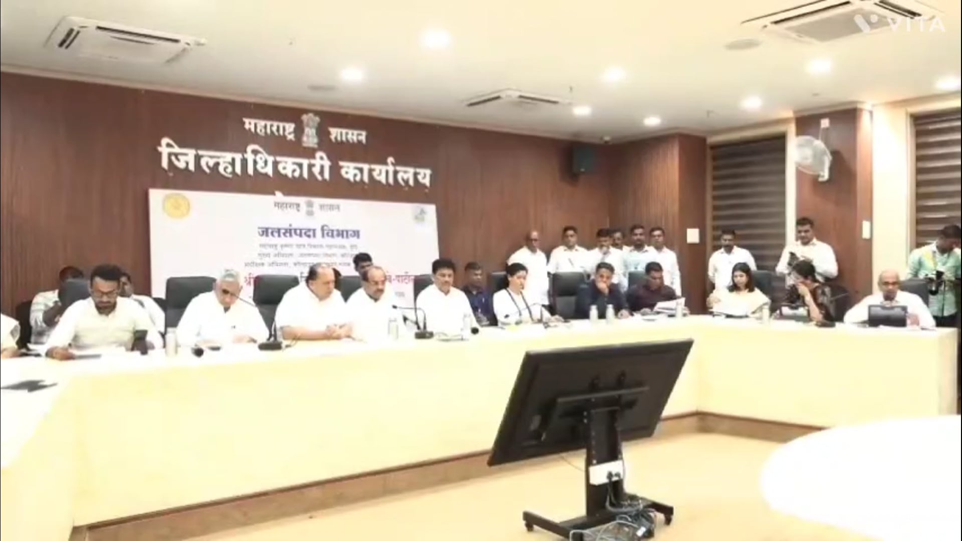 जिल्हाधिकारी कार्यालयात झालेल्या कालवा सल्लागार समितीच्या बैठकीस आमदार, खासदार, अधिकारी,यांची बैठक पार पडली.