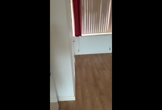 Large Ensuite Room with separate living area Main Photo