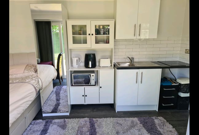 Beautiful Studio inclusive of bills (Luton LU3) Main Photo