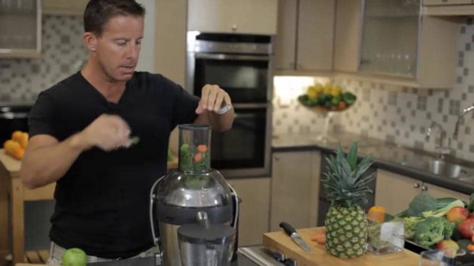 Jason Vale testing the Philips Avance Juicer on Vimeo