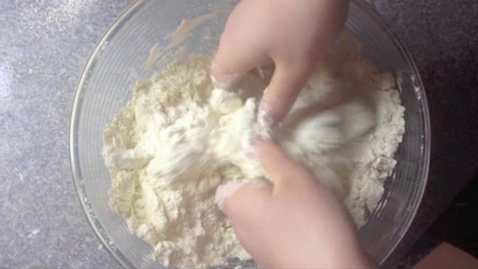 Shortcrust Pastry - rubbing in the fat to the flour on Vimeo