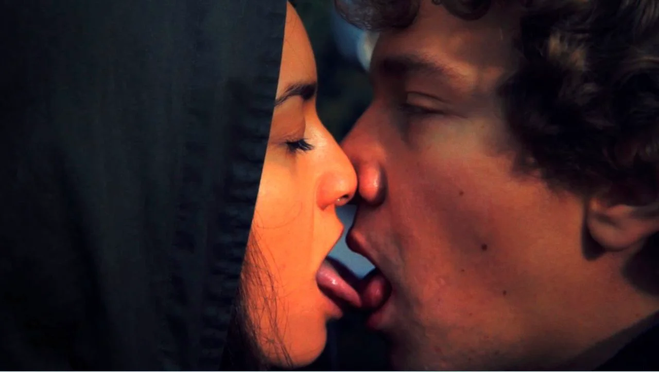Красивое видео целующихся. Французский поцелуй. Французский поцелуй видео. Клип поцелуй. Видеоклип с поцелуями.