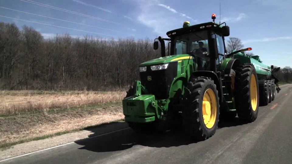 John Deere 7R Series Tractors on Vimeo