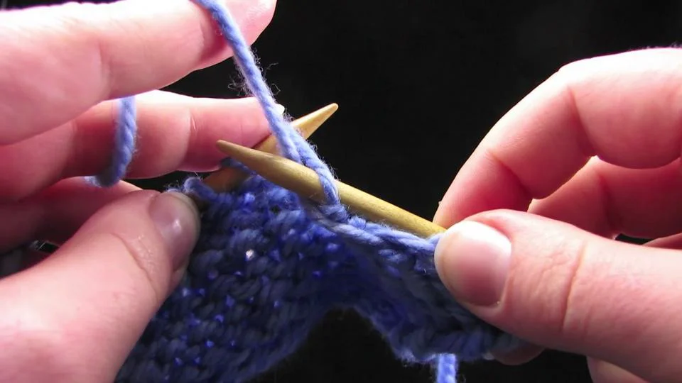 How to Purl Stitch for beginners - the continental way [+ slo-mo video]