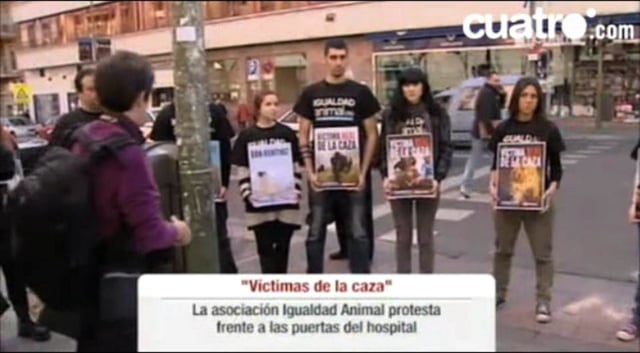 Noticias Cuatro – Protesta de Igualdad Animal y Equanimal contra la caza ante el hospital donde está el Rey ingresado.