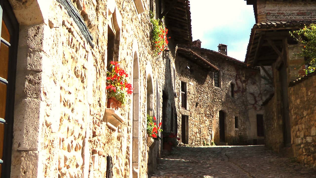 Medieval walled town: Pérouges - France 2011 on Vimeo