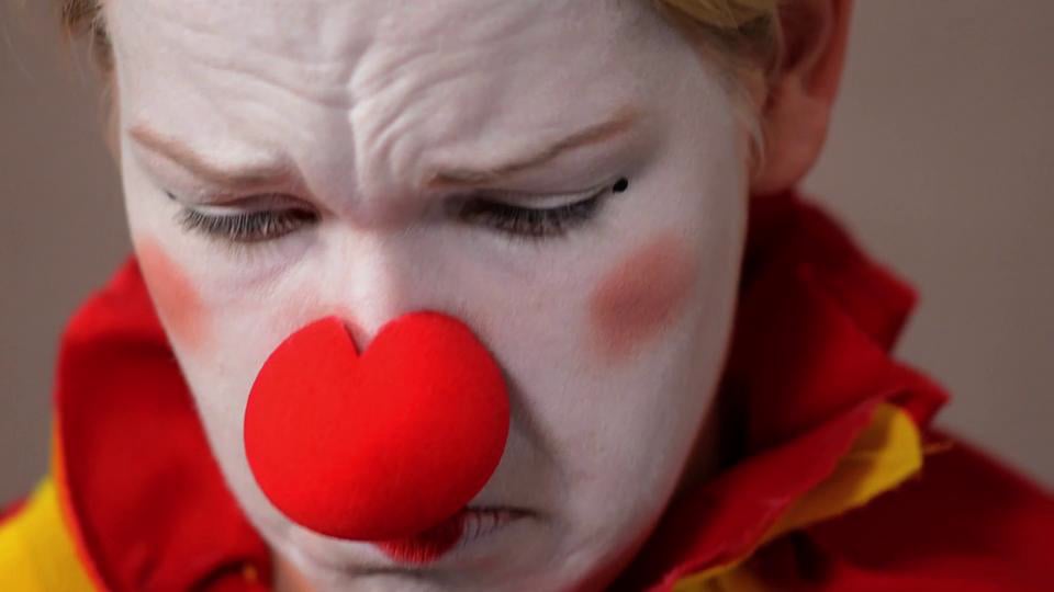 Jag spelar den trista arbetsförmedlaren som inte ser möjligheterna hos den arbetssökande clownen.