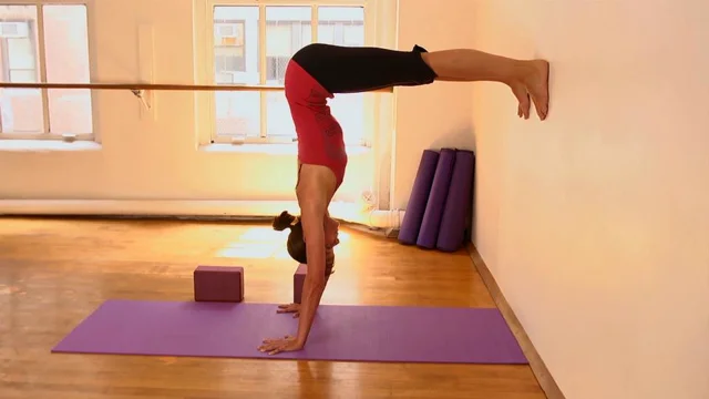 La posture de l'angle droit au mur : une préparation à la posture de  l'équilibre sur les mains - Esprit Yoga