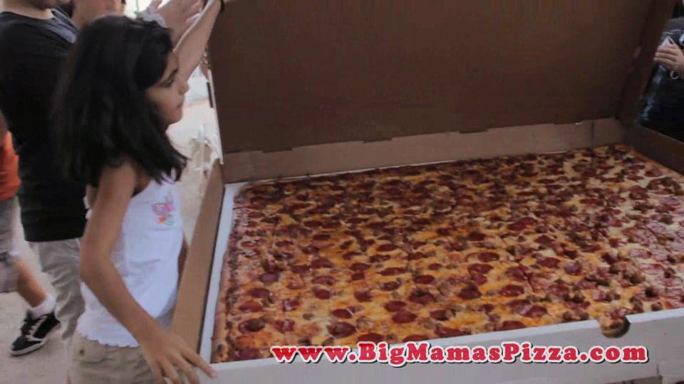 World's Biggest Pizza Delivered to Actor Daniel Roebuck from Big Mama's