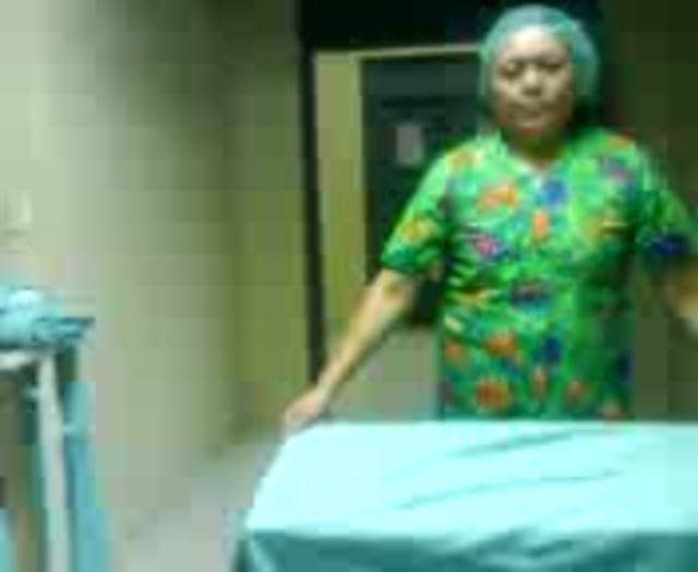 preparacion del paquete de ropa quirurgica on Vimeo