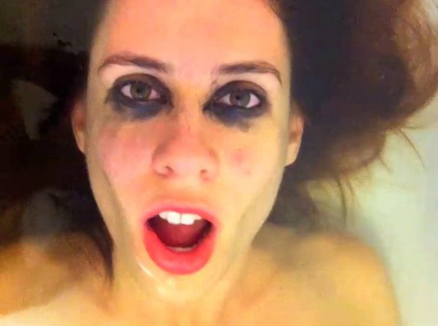 Video still from #experimentos poéticos I — poetry and performance with Anna Zêpa, filmed and edited by Mirelle Martins
