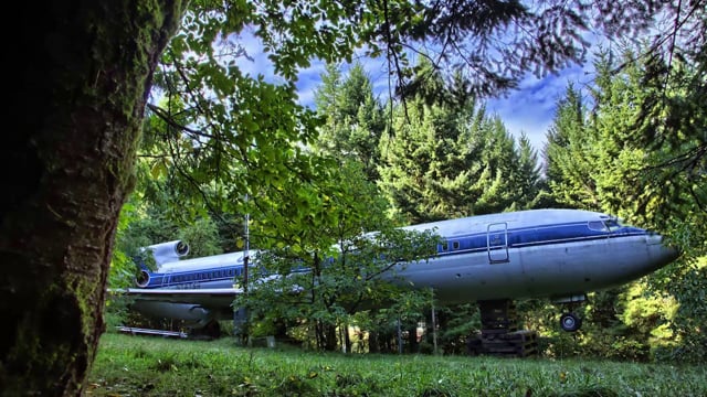 Man Lives In A Boeing 727 In The Middle Of The Woods | Bored Panda