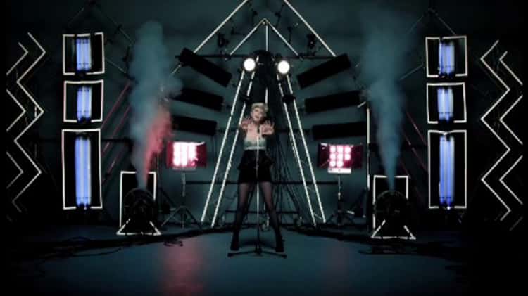 Robyn - Dancing On My Own (Official Video) 