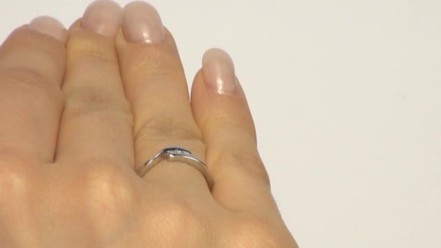 Wideo Pierścionek zaręczynowy  z diamentami Roso z białego złota