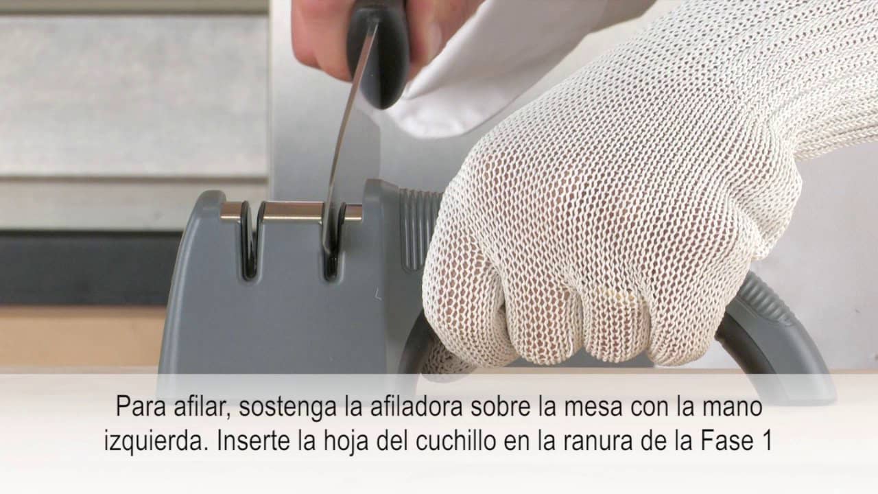 Sharpening Knives with a Manual Sharpener (SPANISH) on Vimeo