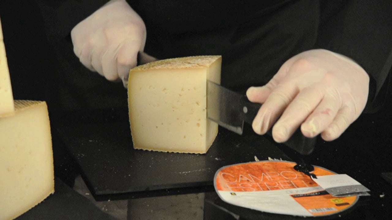Как порезать сыр из треугольного куска фото
