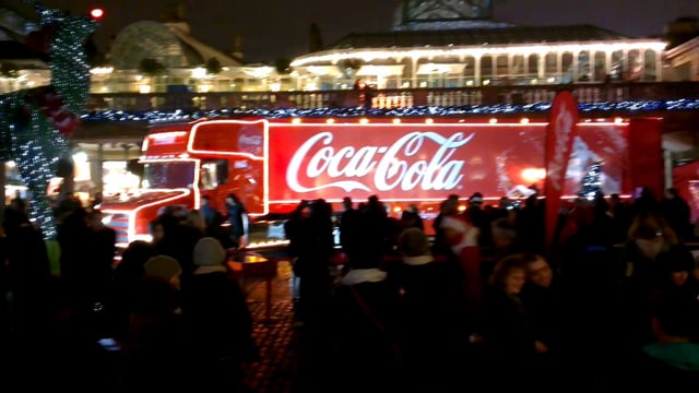 Coke singers receive no applause when they sing the coke ad live in Covent Garden, London