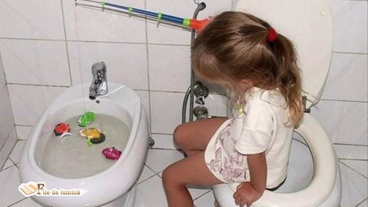 Девочки ходят какать. Девочки ходят какать. Девочки на детском унитазе. Ребенок сидит на унитазе. Дочь горшка.