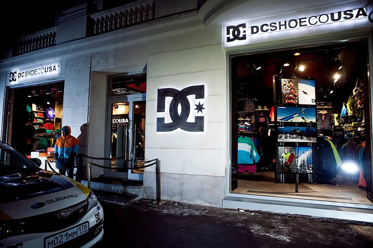 Бордшоп спб. DC Shoes магазин. Скейтерские одежда магазин. Скейтерские магазины.