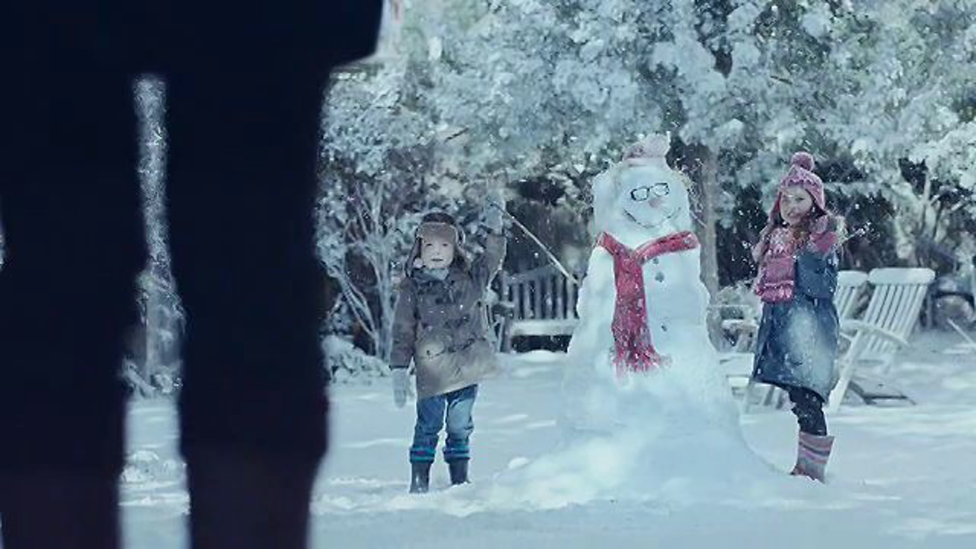 Nurofen commercial, "Carrying The Family"