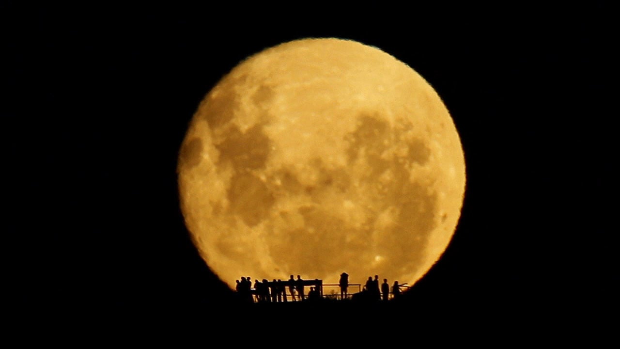 cali≠gari / 「0」補足版 (Moonrise Silhouette) Silhouettes in a Giant Moonrise, Captured Using a 1200mm