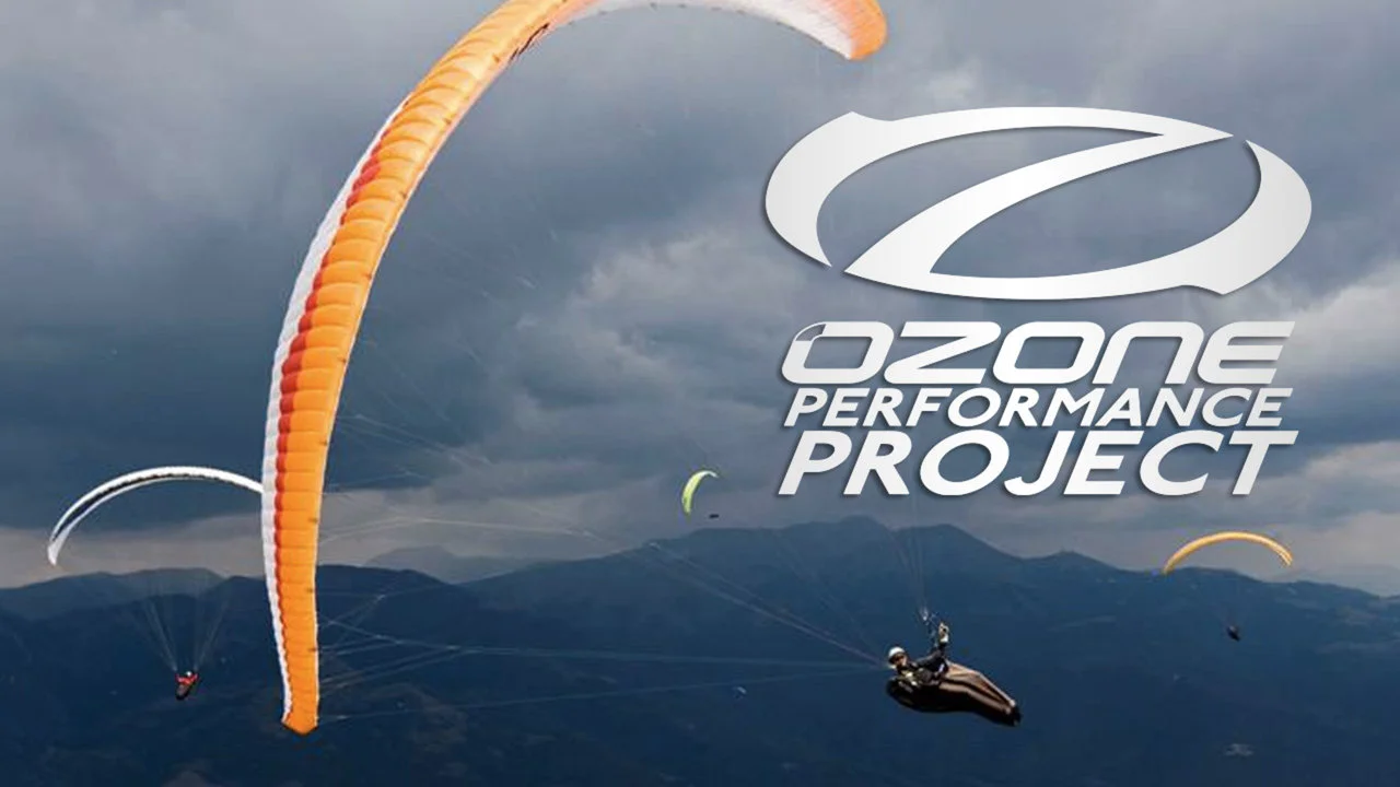 Performance project. Параплан на прозрачном фоне. Paragliding игра. Полеты на параплане над пляжем. Шапка Ozone Paragliding.