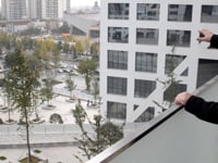 VIDEO. Steven Holl explains on site the design concept of Sliced Porosity block