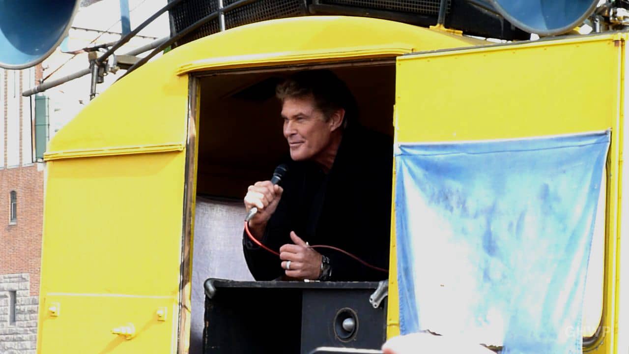 David Hasselhoff tries to save the Berlin Wall - In A Berlin Minute