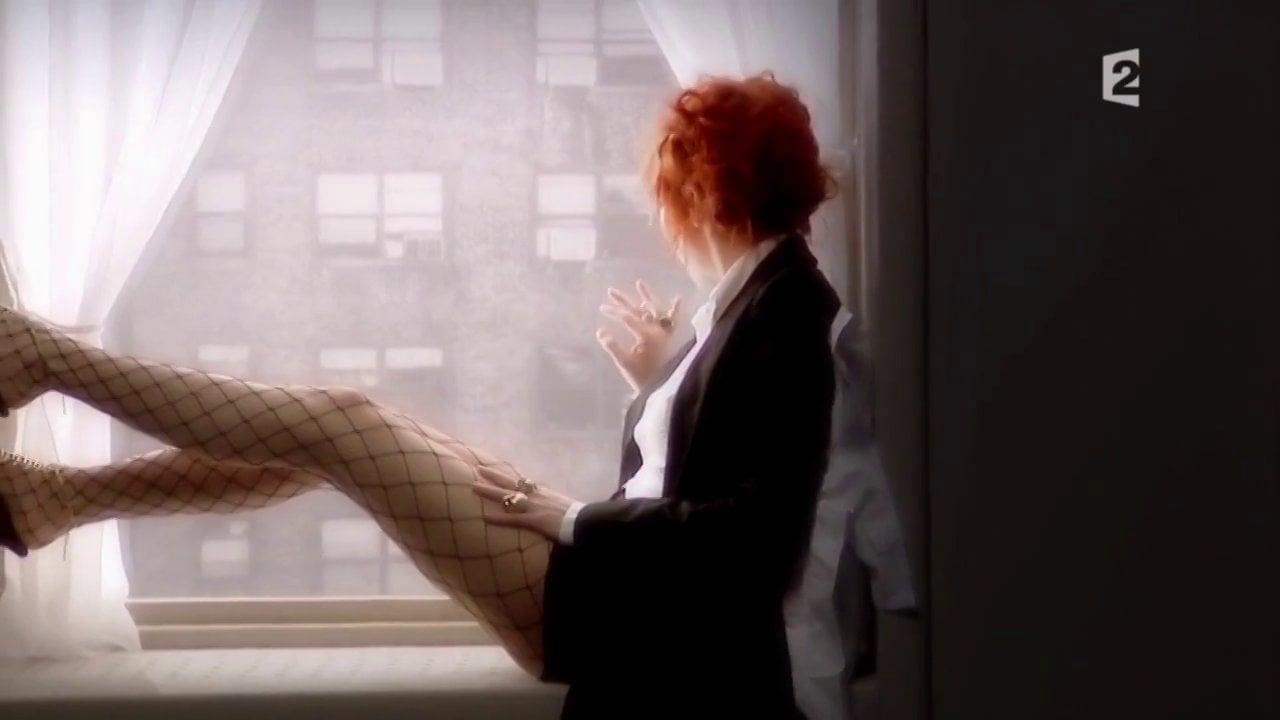 Апель мон нумеро. Милен фармер appelle mon numero. Mylene Farmer 1999 TV. Милен фармер отель Мон нумеро Возраст. Комната поклонника Mylene Farmer.