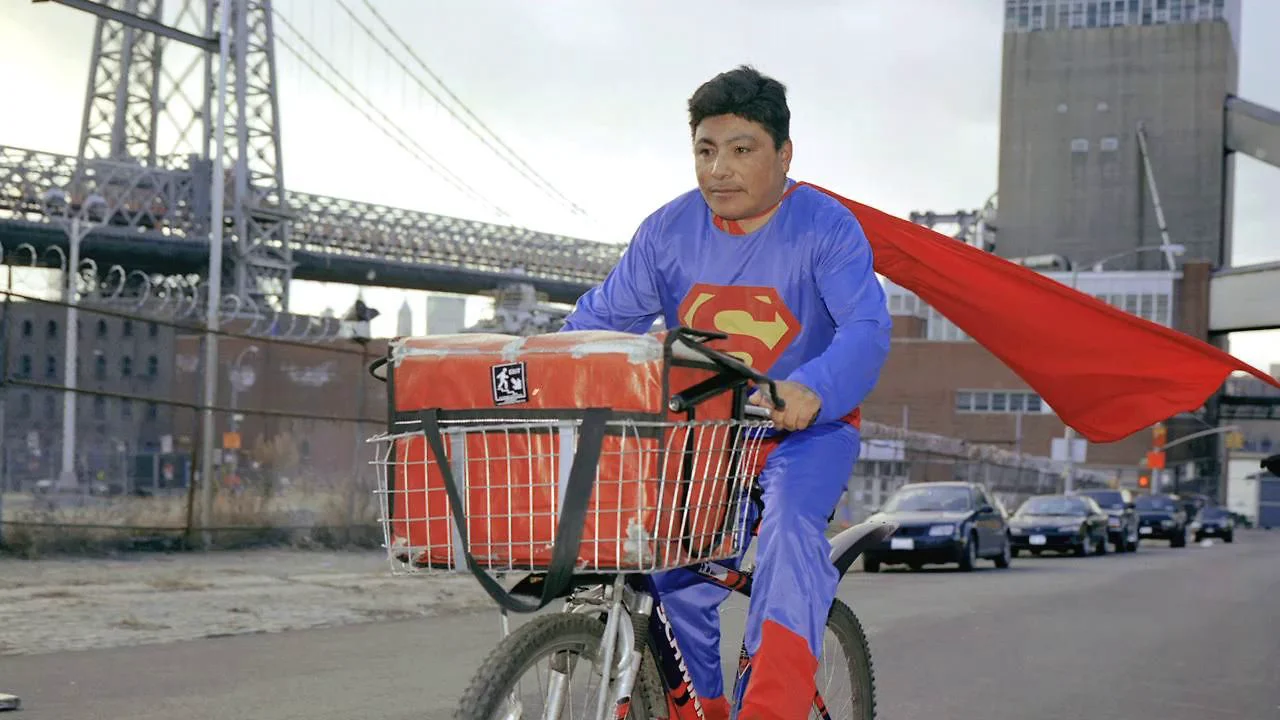 Курьер банковских карт. Веселый курьер. Курьер картинка. Супермен доставщик. Курьер прикольные картинки.